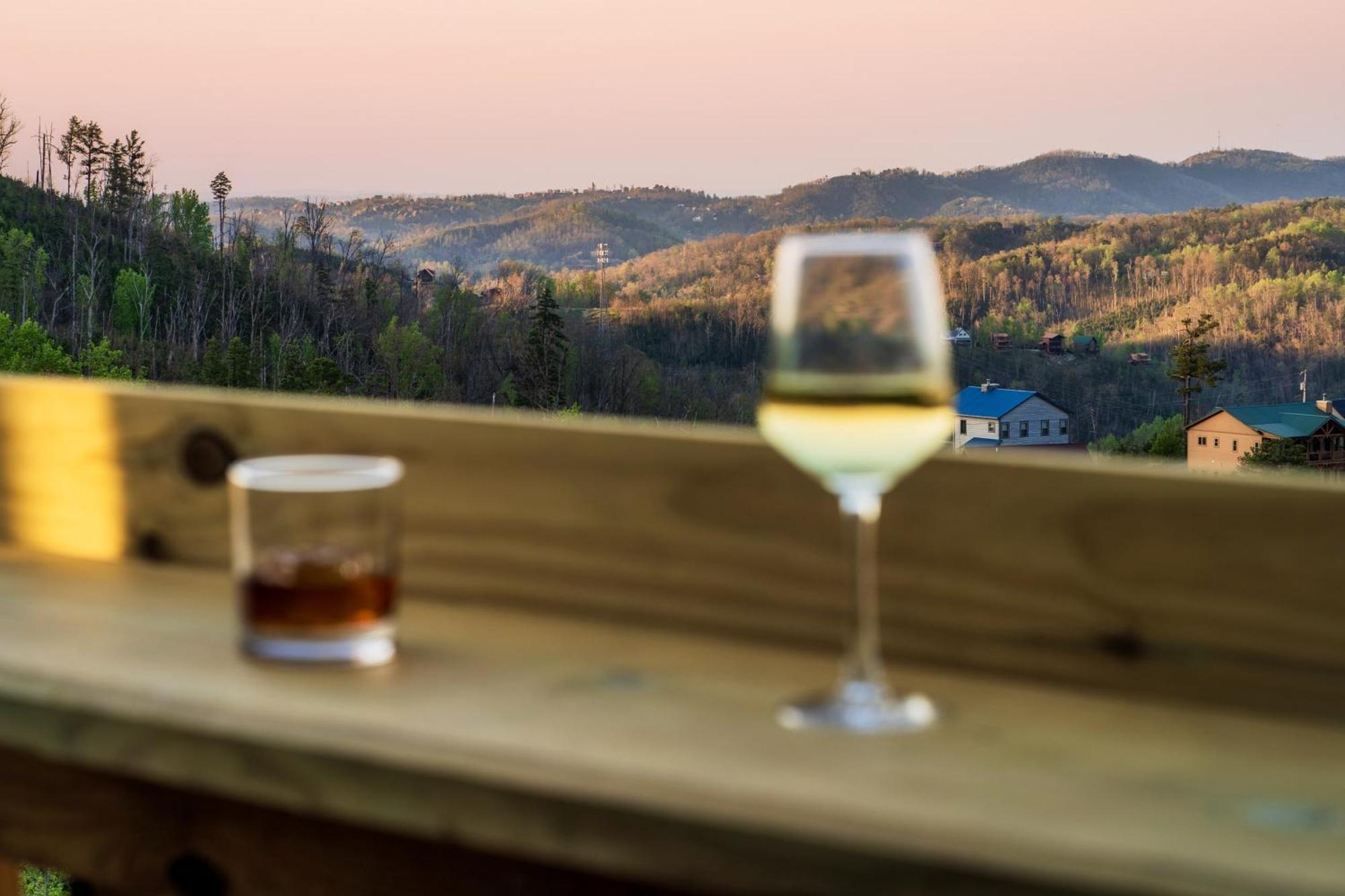 Mountainscape - Brand New Cabin W Views - Hottub - Firetable - Ps5 - Pooltable - 3 Pools Gatlinburg Exterior photo